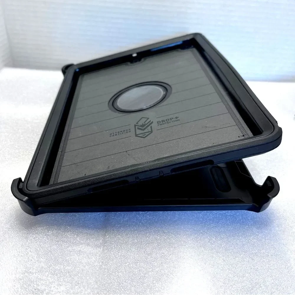 Otter Box Defender 10” Black case for IPad 7-9
